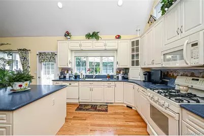 828 Pondview Road, Riverhead, NY 11901 - Photo 9
