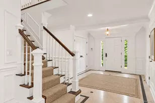 40 Poplar Dr, Roslyn, NY 11576 - Photo 3