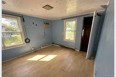 184 Suffolk Avenue, Brentwood, NY 11717 - Photo 5