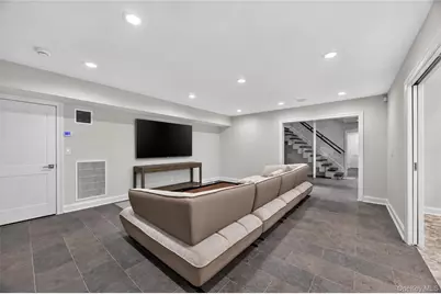 68 Kensington Circle, Manhasset, NY 11030 - Photo 15