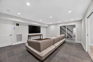 68 Kensington Cir, Manhasset, NY 11030 - Photo 15