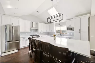 188 S Strong Avenue, Lindenhurst, NY 11757 - Photo 9
