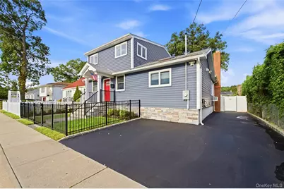 188 S Strong Avenue, Lindenhurst, NY 11757 - Photo 3