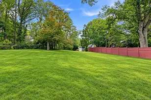 39 Orchard Ct, Woodbury, NY 11797 - Photo 7