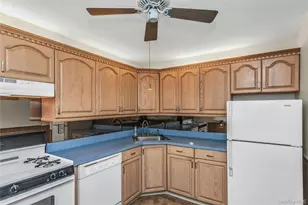 4426 Wilshire Ln, Oakdale, NY 11769 - Photo 5