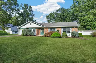 9 Groton Ln, Coram, NY 11727 - Photo 5