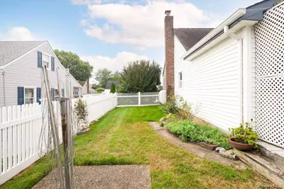 8 Park Circle N, Farmingdale, NY 11735 - Photo 19