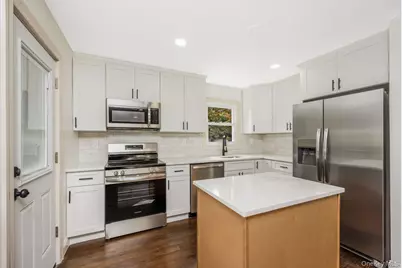 4 Sutton Court, West Islip, NY 11795 - Photo 7