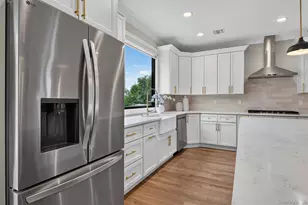759 Pecan St, Lindenhurst, NY 11757 - Photo 5