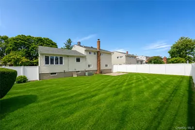 7 Primrose Avenue, Hicksville, NY 11801 - Photo 5