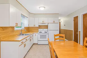 102 Robinson Ave, Medford, NY 11763 - Photo 5