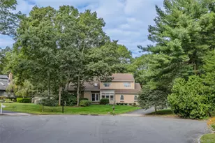 46 Golf Club Cir, Manorville, NY 11949 - Photo 3