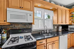 19 Willow Pl, Oyster Bay, NY 11771 - Photo 9