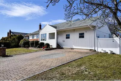 65 Sylvia Lane, Plainview, NY 11803 - Photo 5