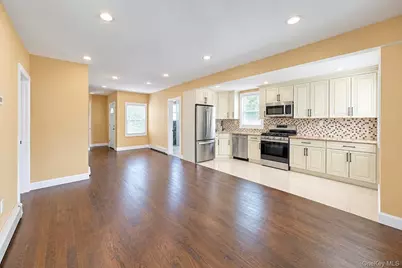236 Plainview Road, Hicksville, NY 11801 - Photo 5