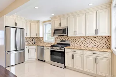 236 Plainview Road, Hicksville, NY 11801 - Photo 3