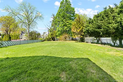 1059 Denton Avenue, Manhasset Hills, NY 11040 - Photo 5