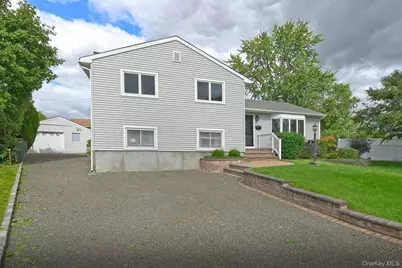 5 Robin Court, Bethpage, NY 11714 - Photo 1