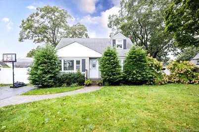 621 N Fulton Avenue, Lindenhurst, NY 11757 - Photo 1