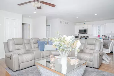 1369 N Clinton Avenue, Bay Shore, NY 11706 - Photo 9