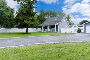 1369 N Clinton Ave, Bay Shore, NY 11706 - Photo 3