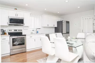 1369 N Clinton Avenue, Bay Shore, NY 11706 - Photo 5