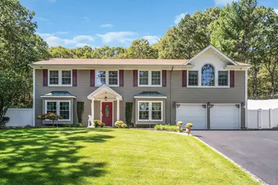 43 Stonehurst Lane, Dix Hills, NY 11746 - Photo 1