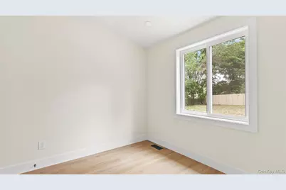 8 Woodlawn Avenue, Selden, NY 11784 - Photo 15