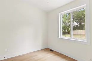 8 Woodlawn Ave, Selden, NY 11784 - Photo 15