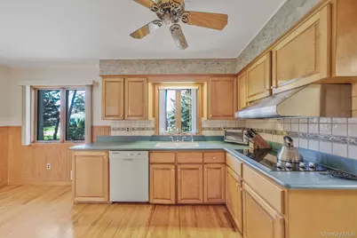 223 Connetquot Road, Bayport, NY 11705 - Photo 15