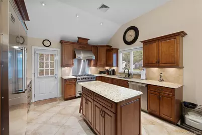 655 Hyman Avenue, Bay Shore, NY 11706 - Photo 7