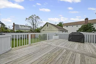 635 S 6th St, Lindenhurst, NY 11757 - Photo 23