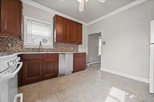 635 S 6th St, Lindenhurst, NY 11757 - Photo 13