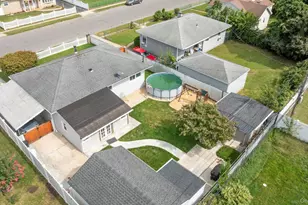 27 Croydon Rd, Amityville, NY 11701 - Photo 17