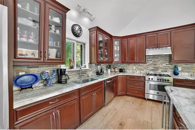 986 Cliff Avenue, Yorktown Heights, NY 10598 - Photo 17