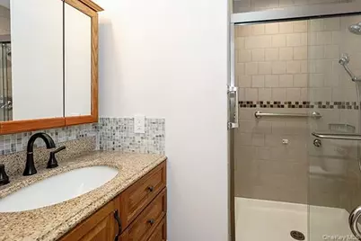 43 Cambridge Drive W, Copiague, NY 11726 - Photo 23