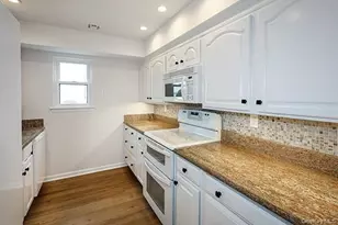 43 Cambridge Dr W, Copiague, NY 11726 - Photo 11