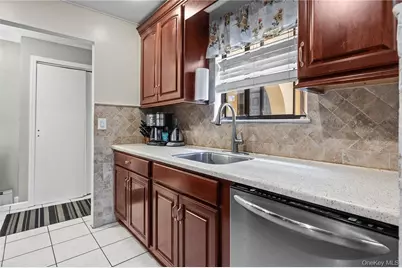 1 Granada Crescent #4, White Plains, NY 10603 - Photo 3