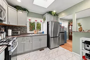 266 Riddle St, Brentwood, NY 11717 - Photo 3