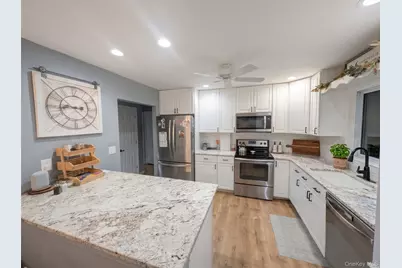 146 Rosemont Avenue, Farmingville, NY 11738 - Photo 5