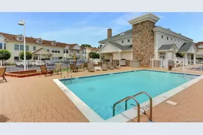 115 Narragansett Villas Drive, Lindenhurst, NY 11757 - Photo 5