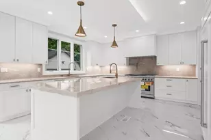7 Floyd Pl, Great Neck, NY 11024 - Photo 11