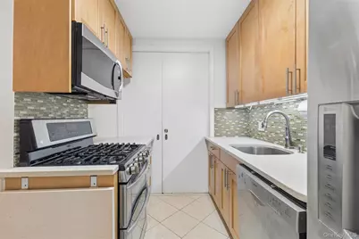 70-25 Yellowstone Boulevard #3X, Forest Hills, NY 11375 - Photo 7