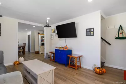 125 Carroll Avenue, Ronkonkoma, NY 11779 - Photo 5