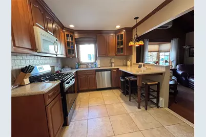 8 Walnut Place, Lindenhurst, NY 11757 - Photo 7