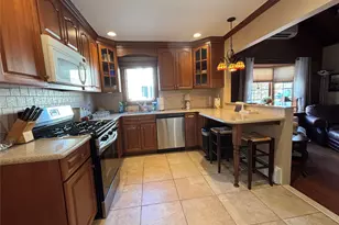 8 Walnut Pl, Lindenhurst, NY 11757 - Photo 7