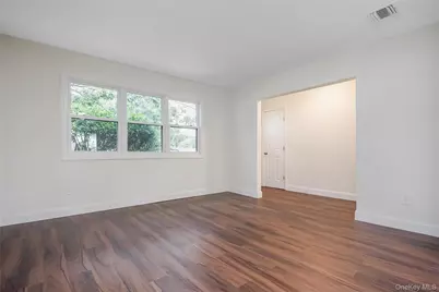 1182 E 3rd Avenue, Bay Shore, NY 11706 - Photo 5