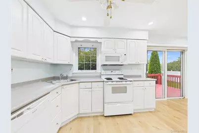 39 Croyden Lane, Hicksville, NY 11801 - Photo 9