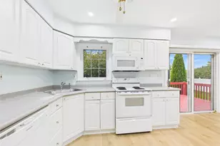 39 Croyden Ln, Hicksville, NY 11801 - Photo 9
