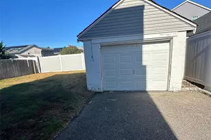 32 Mc Kinley Ave, Lindenhurst, NY 11757 - Photo 5
